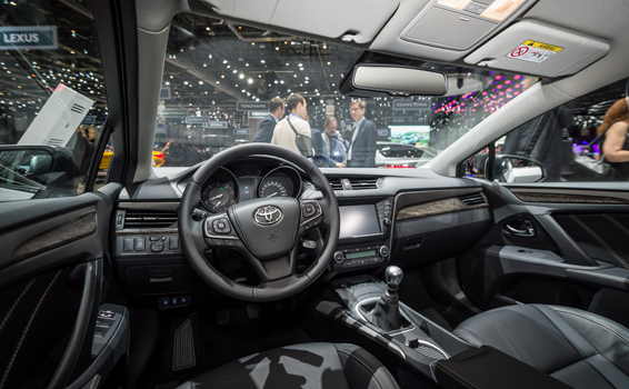 2015-avensis-interior