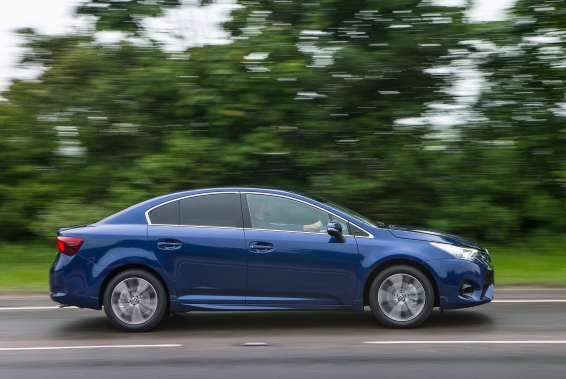 2015 Toyota Avensis driving