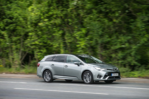 2015-Avensis-touring-sports-exterior-dynamic-2