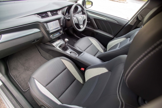 2015 Toyota Avensis Touring Sports interior