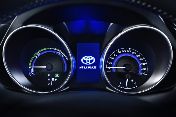 2015 Toyota Auris Hybrid instrument panel