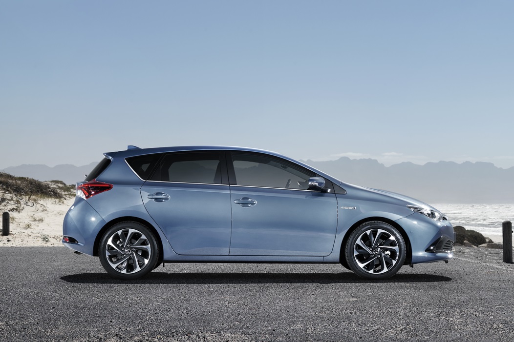 2015 Toyota Auris hatchback profile