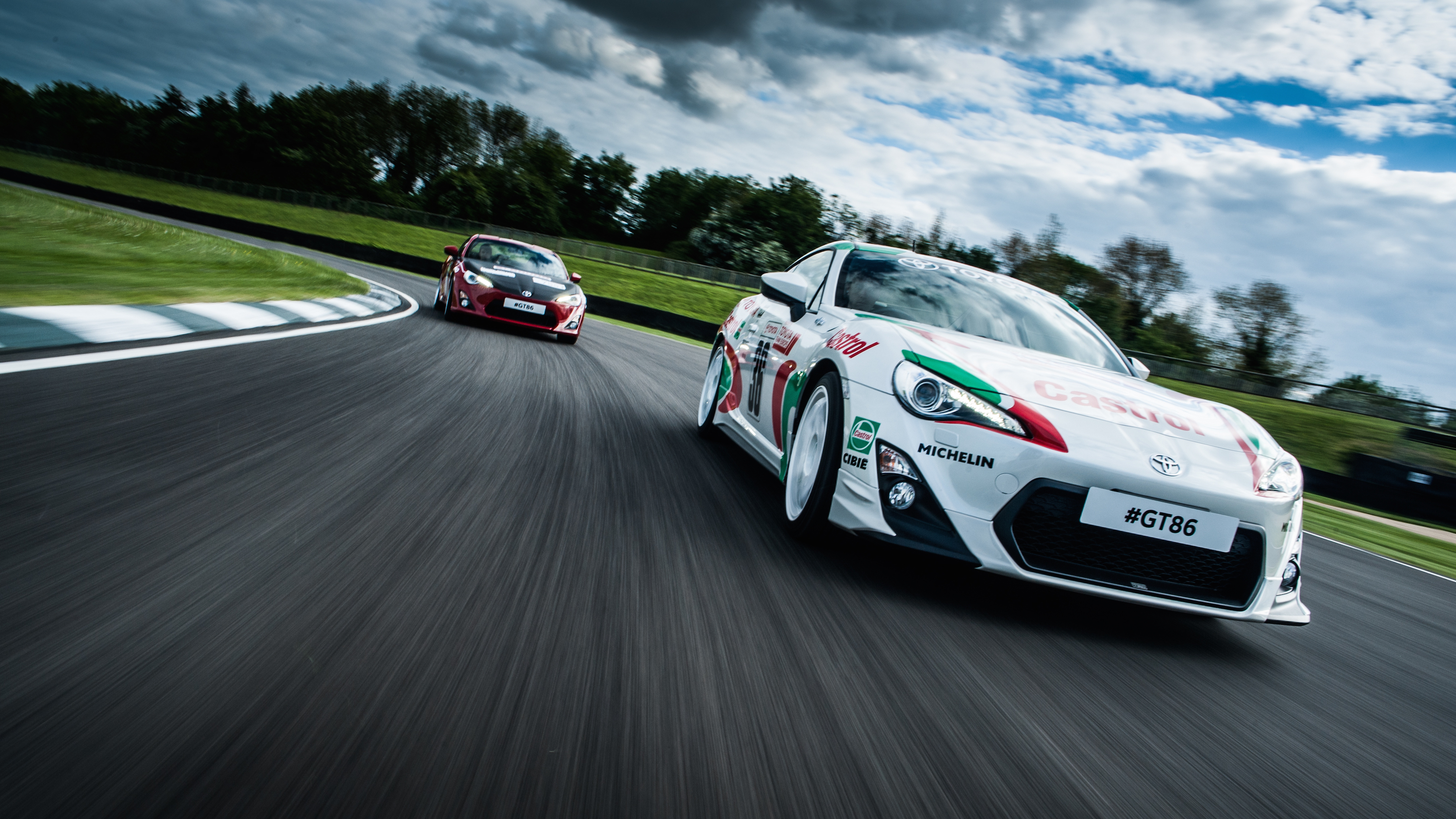 GT86-classic-livery-dynamic-2