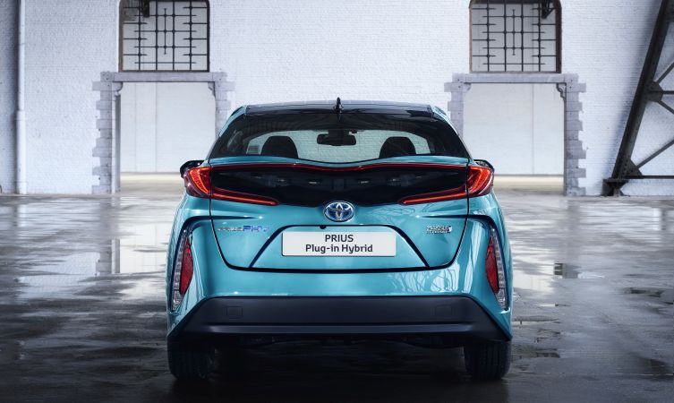 2016-paris-prius-plug-in-08