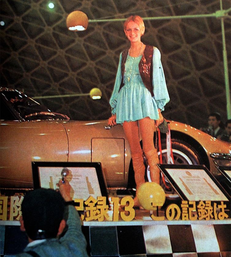 Twiggy gold 2000GT