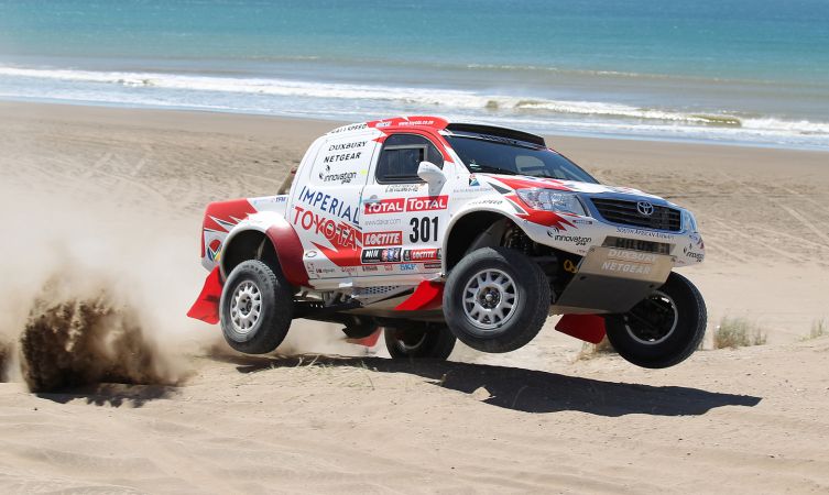 2012-dakar-rally-hilux