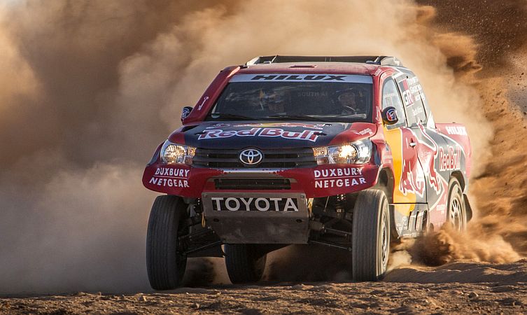 2017-dakar-rally-hilux-04