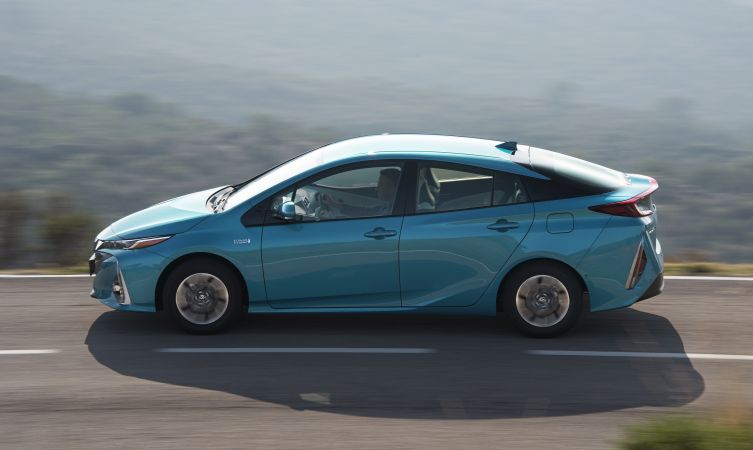 2017-prius-plug-in-11