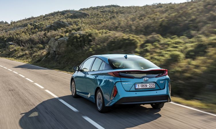 2017-prius-plug-in-12