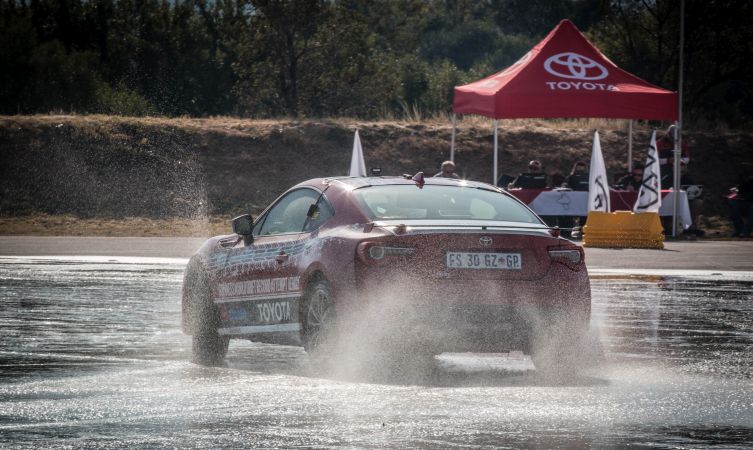 Toyota GT86 faz drift por 165 km e quebra recorde mundial