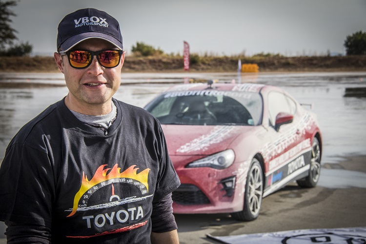 Toyota GT86 faz drift por 165 km e quebra recorde mundial