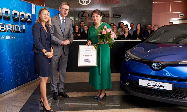 Toyota C-HR Revealed for Europe, Adopts Prius' Hybrid Powertrains