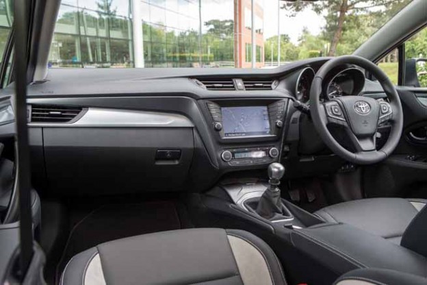 2015 Toyota Avensis interior