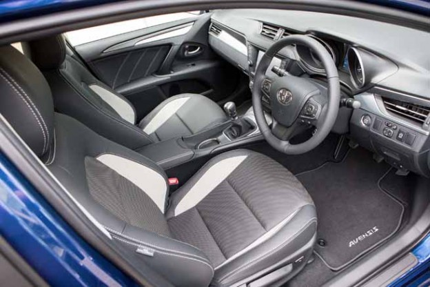 Toyota Avensis interior 3