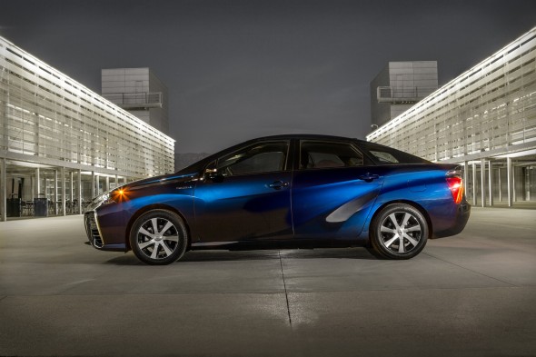 2016_Toyota_Fuel_Cell_Vehicle_003