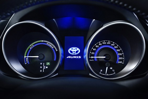 Auris Hybrid 2015 dials