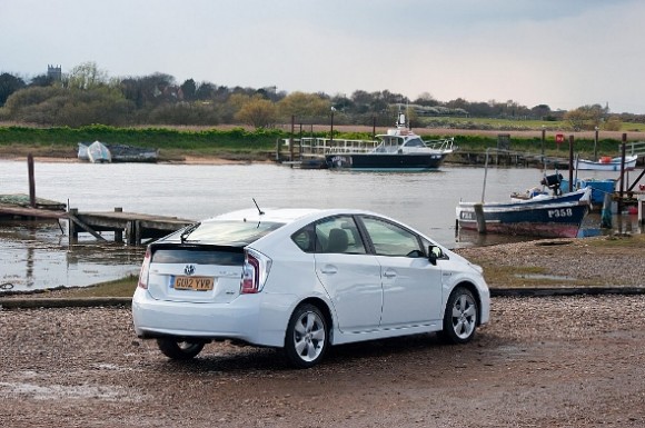 Prius r3q sailing (590x392)