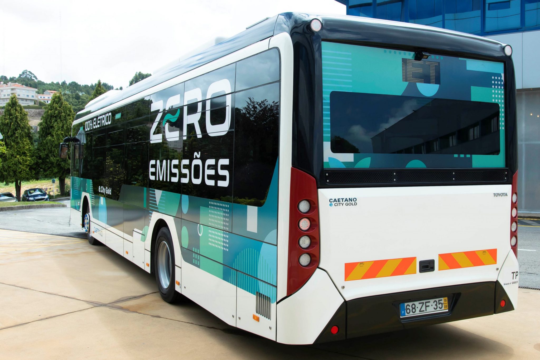 Toyota cobrands Caetano hydrogen fuel cell bus Toyota UK Magazine